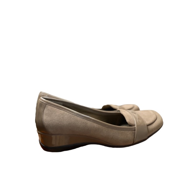 Women’s Loafers, Kenneth Cole Reaction, Beige Suede & Patent Leather, Size 11 - Picture 5 of 9